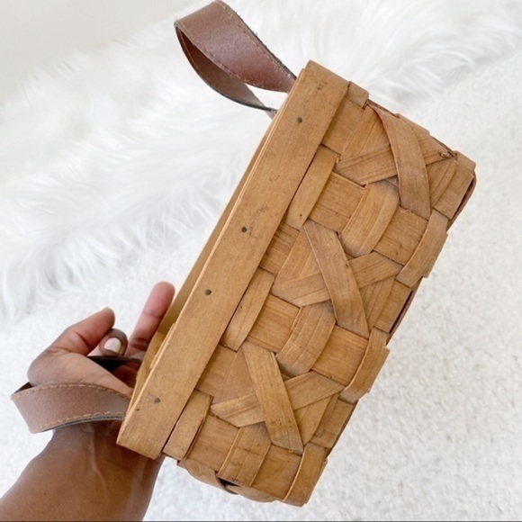 Small brown wicker basket w/ faux leather handles - Picture 5 of 6